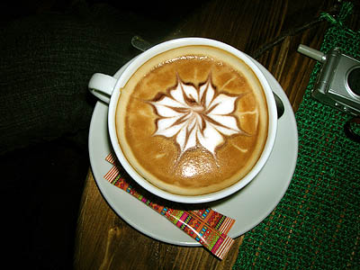 Cappuccino z narysowanym kwiatkiem